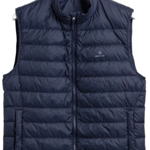 Gant väst - Hej. Säljer min gant väst i färgen marinblå.  OBS dunet i västen är i klumpar eftersom jag tvättade i tvättmaskin. Går säkerligen att åtgärda med exempelvis tennisbollar i torktumlare, men har inte haft tillgång till det.  Annars är västen i väldigt 