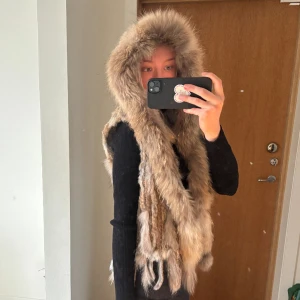 Pälsväst  - Sjukt fin och mysig pälsväst i 100% äkta kaninpäls💕 nypris omkring 2000kr och den är använd väldigt få gånger