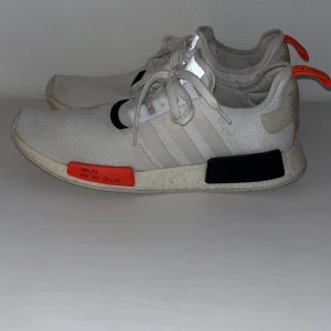 Adidas skor - Säljer ett par adidas skor strl 46. Passar perfekt till sommaren. Bra skick