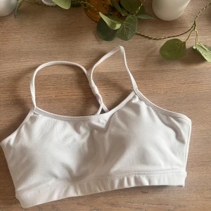 Iciw sportbh vit  - Angelica Blicks kollektion dvs limited edition. Storlek M men skulle snarare säga strl S. 