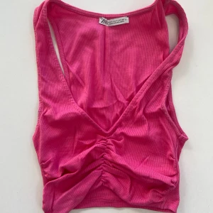 ZARA rosa ribbad topp (S) - Helt oanvänd ZARA topp med sqrunch och ribbad, storlek S. Passar perfekt till sommaren och har en jättefin rosa färg 🩷