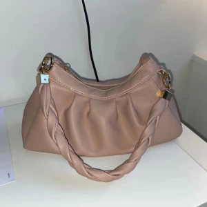 Handväska - Säljer min fina rosa handväska som funka prefekt för Stockholmsstil😻, den är så himla fin, älskar den men den kommer inte till användning, jättesöt och passsr med många outfits.  Den ser extremt ny ut  Priset går att diskuteras 💕