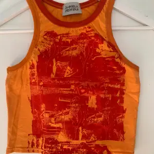 Coolt oranget linne med tryck från Daniela Mertens köpt i Berlin. Perfekt färg till sommaren och framhäver verkligen ens bränna! Säljer då den har blivit för liten. Passar nog bäst på XXS/XS. Skrivit du har frågor ☺️använd gärna köp direkt 💞