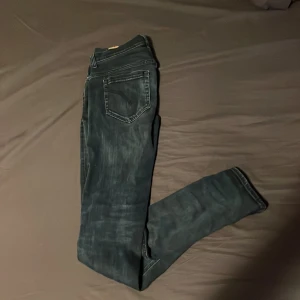 Dondup jeans  - Tjena säljer nu mina riktigt feta dondup jeans, då dom var lite för små för mig, jeansen är inprincip i nyskick förutom att Logan på insidan är lite förstörd därav priset, skriv gärna om ni har några mer frågor eller funderingar! 