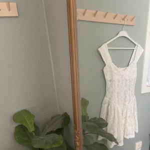 Studentklänning - Världens vackraste spets studentklänning! Sitter så vacker i midjan och är bara helt magisk 