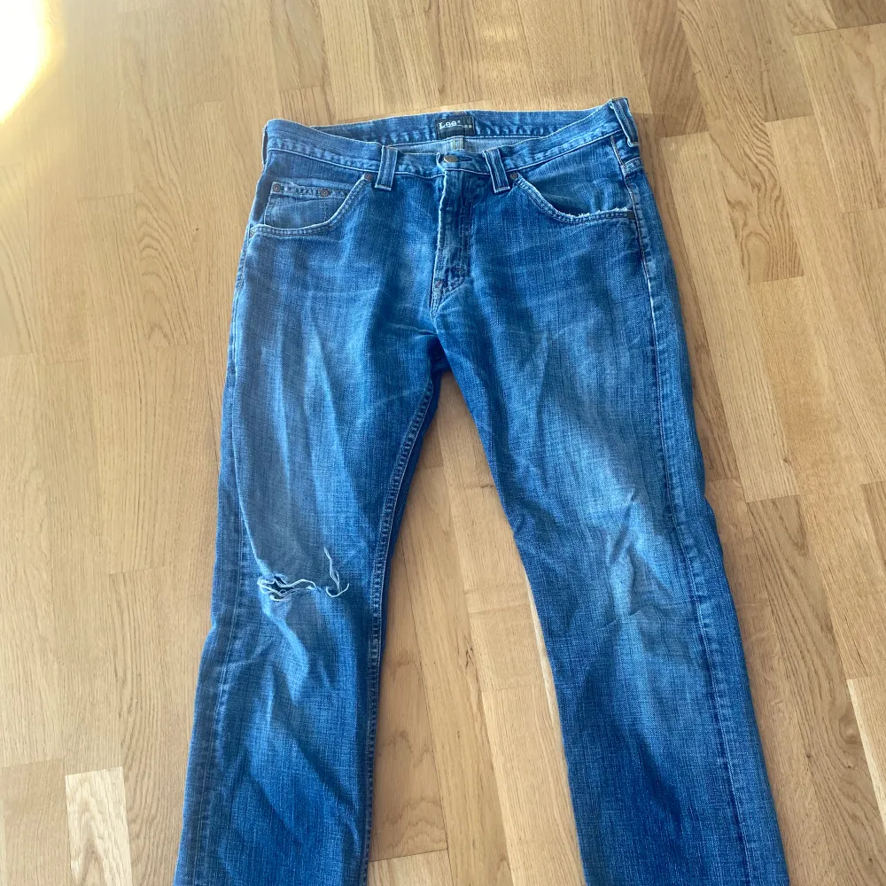 Väldigt fina jeans som jag har köpt secondhand, lite slitna vid hälarna. . Jeans & Byxor.