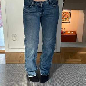 Säljer mina fina Levi’s jeans i modellen 501. Säljer då de inte kommer till användning. Passar i längden på mig som är 163 cm och passar som en S skulle jag säga. Använda ett par fåtal gånger, väldigt fint skick💗 Nypris 1200 kr, pris kan diskuteras.💗