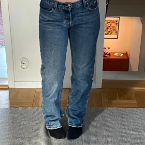 Levi’s Jeans 501 - Säljer mina fina Levi’s jeans i modellen 501. Säljer då de inte kommer till användning. Passar i längden på mig som är 163 cm och passar som en S skulle jag säga. Använda ett par fåtal gånger, väldigt fint skick💗 Nypris 1200 kr, pris kan diskuteras.💗