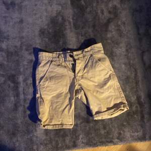 Beiga shorts från Jack and Jones storlek S