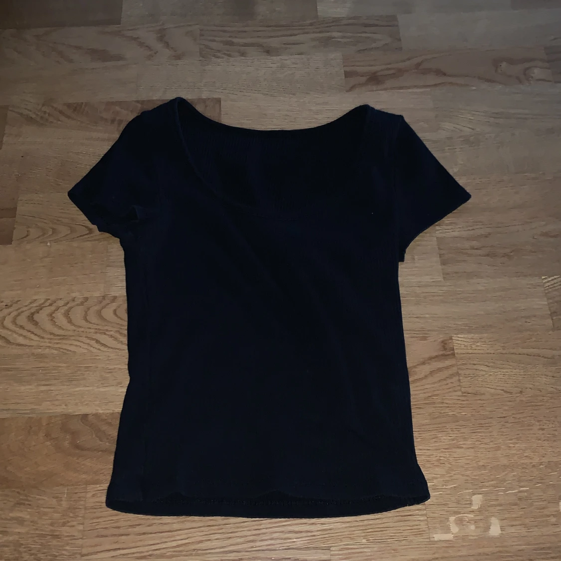 Svart u-ringad tröja - 90