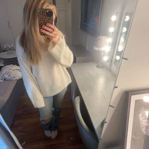 Stickad tröja  - Jättefin vit stickad tröja från Cubus, nypris 499kr jag säljer den för 350 + frakt. Aldrig använd, säljer för jag inte hann skicka tillbaka. Den var lite förstor för mig💓