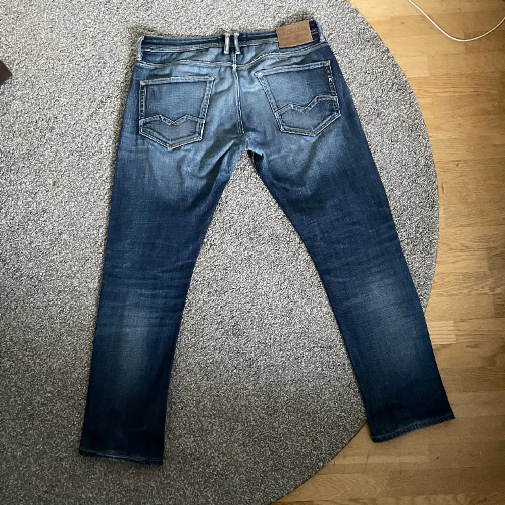 Sköna replay jeans med design slitningar. Jeans & Byxor.