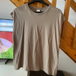 Topp - Oanvänd, tunn, oversize. Beige/khaki