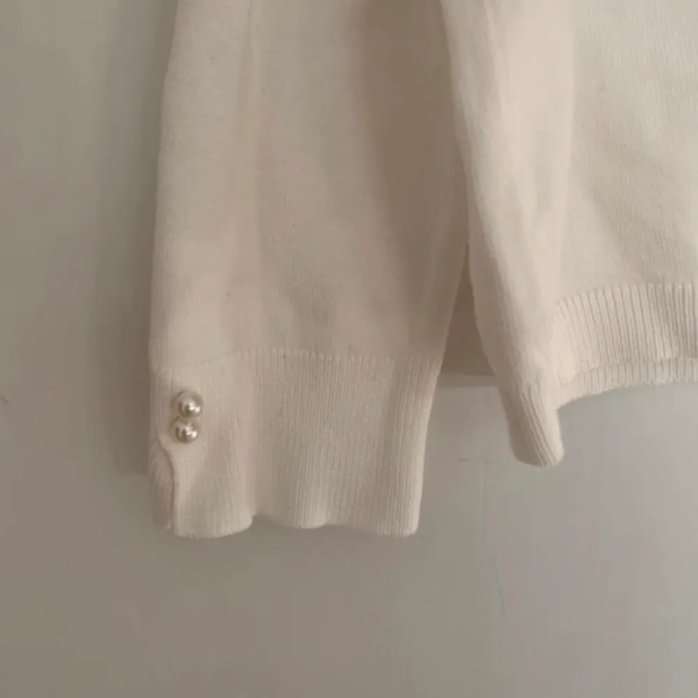 En vit finstickad tröja från Zara. Längst ner på ärmarna är det en liten slits och två pärlor. Väldigt mjuk och skön!  Barnstorlek 164, passar även XXS/XS.. Tröjor & Koftor.
