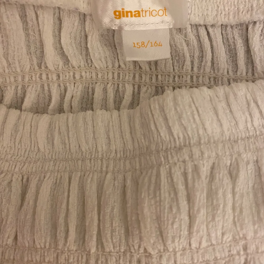Lång vit kjol från Gina Young💗 säljer den a pågrund av att den är för kort för mig. Köptes förra sommaren för ca 249 kr💗 Den är använd ett par fåtal gånger, pris kan diskuteras 💗. Kjolar.