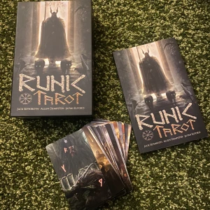 Tarot kort - Skitcoola tarot kort☺️ följer även med en bok som beskriver vad alla kort betyder och hur man kan lägga upp dem osv. Tryck gärna på köp nu!