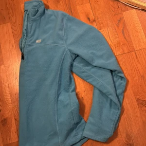 Everest Strl 40 - Snygg Everest tröja  Fleece behagligt material  Säljes av hög kvalité. Mycket fin  Knappt använd. 