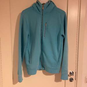 Ljusblå zip hoodie från Sail racing, superfint skick, köpt här på Plick😃