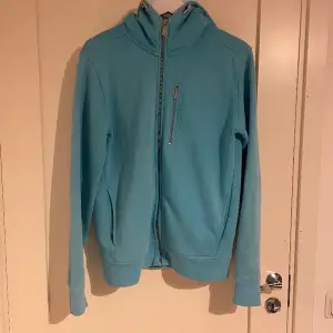 Ljusblå zip hoodie från Sail racing, superfint skick, köpt här på Plick😃