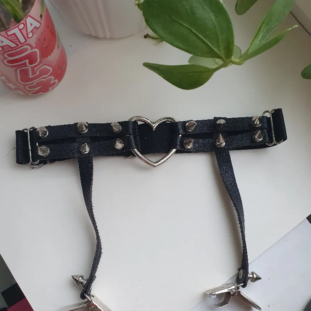 Söt leg garter I fejk läder ❤️ Anpassningsbar storlek!. Accessoarer.