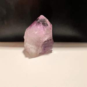 Ametist kristall som jag fick i present för några år sedan. Kristaller är dock inte min grej längre så jag säljer denna:) Den lila färgen är mörkare i verkligheten.