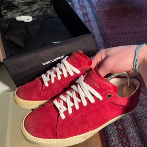 Saint Laurent skor - Tja!! Säljer nu mina riktigt feta saint Laurent skor!! Dem är använda ett fåtal gånger! Dustbag box och extra skosnören medkommer vid köp! Storlek: 41 passar 41,5 och 42. Bara att skriva om ni har några frågor eller funderingar! 