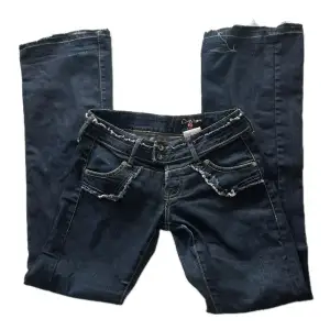 Låågmidjade bootcut jeans med fina detaljer och knappar. De är långa💙💙Möts gärna upp i stockholm, annars tillkommer frakt❤️🤙🏼