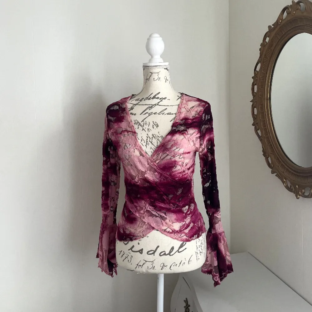 Rosa vintage blus i spets med utsvängda ärmar, passar storlek s-m 💕. Blusar.