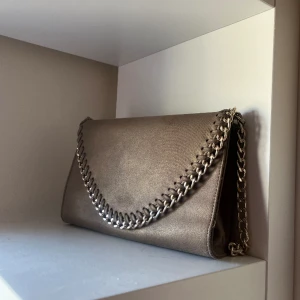 Väska från tiamo - En snygg väska i mycket gott skick från Tiamo köptes förra året nypris 299 kr.💕 Obs långt band finns  