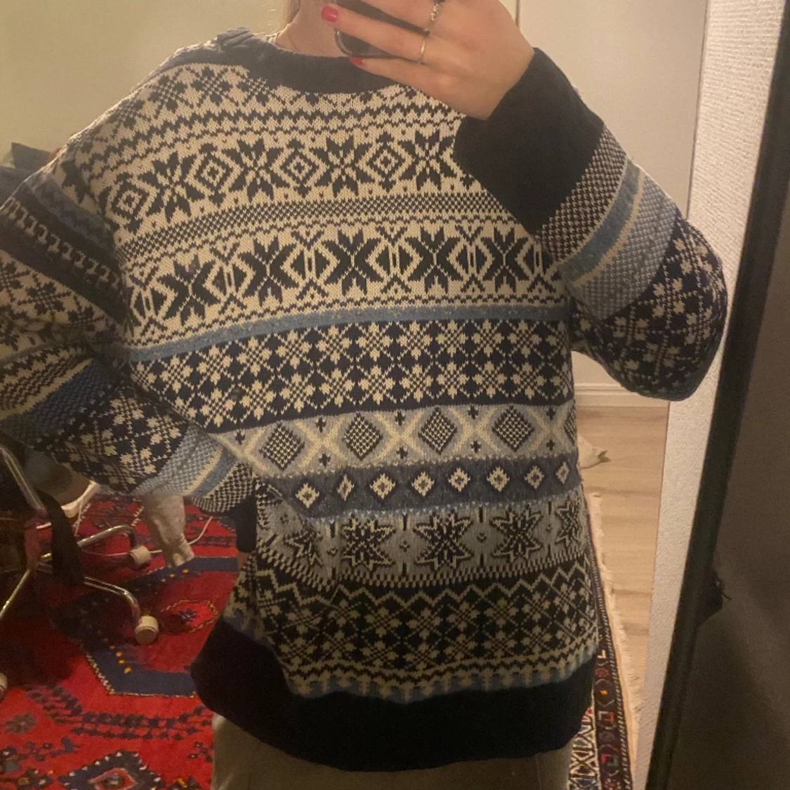 Blå/vit stickad tröja