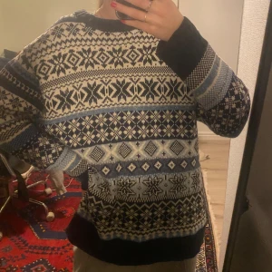 Blå/vit stickad tröja - Jättefin stickad tröja från Estrid. Använd få gånger och i mycket bra skick. Oklart om det är herr/dam modell:)💕FÖRESLÅ PRIS! 