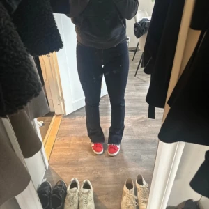 Gina tricot jeans  - Utsvängda jeans i bra skick, använda någon gång!