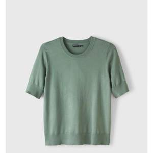 Grön stickad t shirt, knappt använd tror originalpris är 500kr. Skickad gärna egna bilder !🤍
