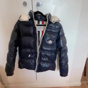 Sjukt najs vintage moncler jacka i modellen branson, köpt från vestiaire av förra ägaren. Passar x/s skulle jag säga!