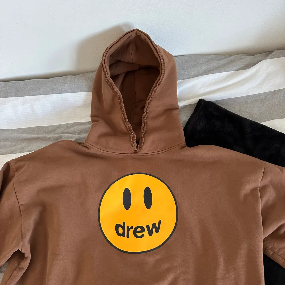 Säljer en Drew House hoodie i storlek M. Hoodien är lite kortare i modellen än vissa andra Drew hoodies. Den är använd vid ett fåtal tillfällen och i mycket bra skick.. Hoodies.