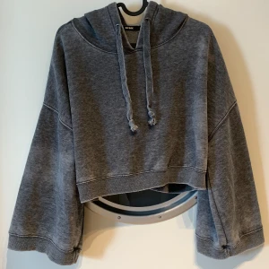 Grå cropped hoodie - Grå cropped hoodie med stora ärmar. Jättensnygg men kommer inte till användning för mig längre! Bra skick!