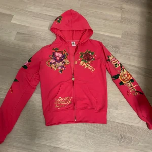 Ed Hardy kofta - Y2k neonrosa kofta från Ed Hardy🎀 Storlek M men passar också S och Xs! Svarar gärna på frågor om mått, prisförslag osv❤️ kika in min profil för mer snygga kläder!
