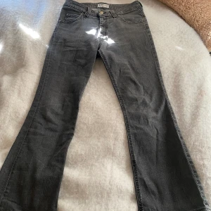 Lågmidjade jeans - Superfina lågmidjade Lee jeans💕 Dom är bra skick och finns inga defekter.  Midjan är stl34 och benlängden på jeansen är 96cm långa.    Kan diskutera priset:)