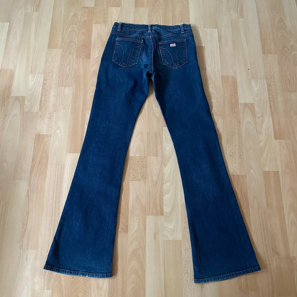 Snygga vintage byxor från märket miss sixty i utsvängd / lågmidjad modell. Storlek 29, modellen bär S som referens. Skriv vid behov av mått <3. Jeans & Byxor.