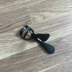 Ögonfransböjare från dior  - Säljer för jag inte använder lgonfransböjare, endast använd en hand full gånger 