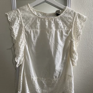 Blus  - Jättefin blus från Soaked! Sparsamt använd 💓Den är i storlek XS men skulle säga att den sitter som en S! Nypris 599