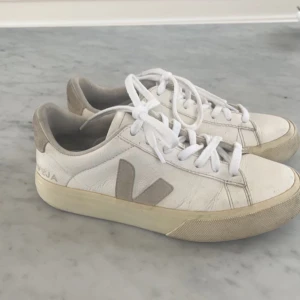 Veja skor - Säljer mina super fina Veja skor i storlek 37, säljer pågrund av att de har blivit för små för mig💗 jag har kvar kvitto och skriv privat om du vill se fler bilder på skorna,loggan är typ grå ish. Kan mötas upp i Täby eller posta💗nypris 1700