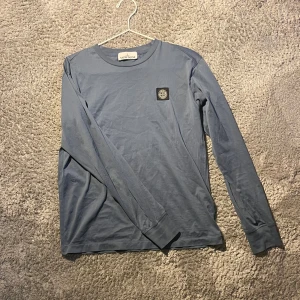 Stone island tröja  - Säljer nu min ston island tröja eftersom jag inte använder den längre priset kan diskuteras ny pris 1400