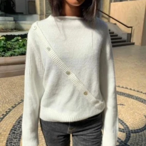 Skit snygg stickad tröja från design by si - En skit snygg tröja frpn design by si. Den är nästan helt oanvänd kanske använd 1-2 gånger säljer den på grund av att jag inte använder 🩷