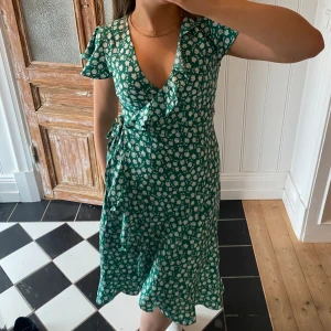 Sommarklänning💕🌸 - Superfin omlottklänning från Pernilla Wahlgrens märke. Resår öglan på insidan håller på att gå sönder men den går fortfarande att använda och går att byta ut!💕skriv privat för fler bilder