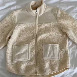 Fleecejacka  - Superfin fleecejacka från Pieces i storlek M. Den är sparsamt använd och i mycket fint skick!💓