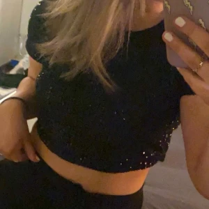 Topp/T-shirt - En svart festlig topp/ t-shirt med paljetter 🤩🥹😍
