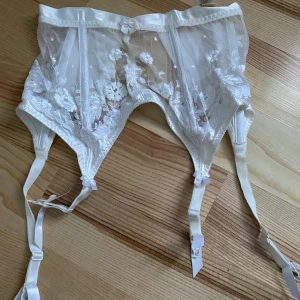 Strumpebandshållare strl S - Köpte till mitt bröllop, på tradera.  Men den blev inte använd.  Kolla gärna in mina andra annonser för samfrakt!