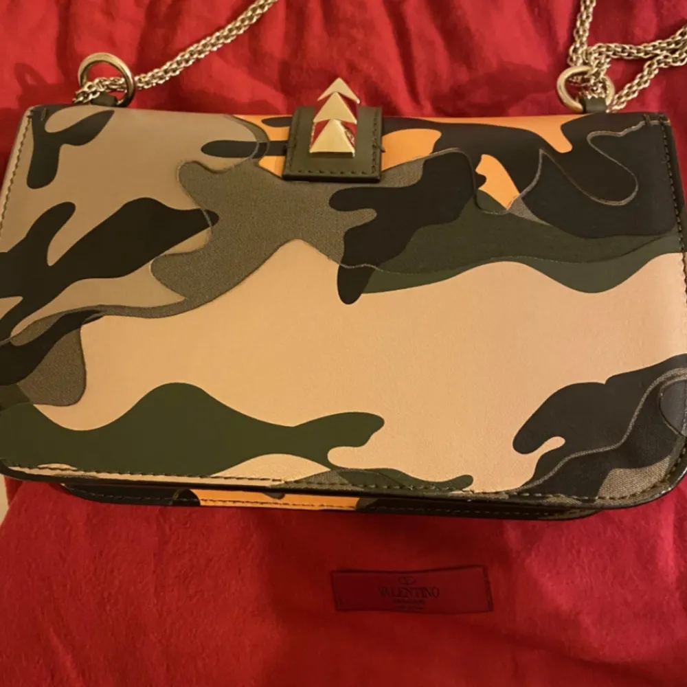 Säljer min valentino Rockstud väska i kamouflage mönster. ‼️‼️ÄKTA‼️‼️. Väskor.
