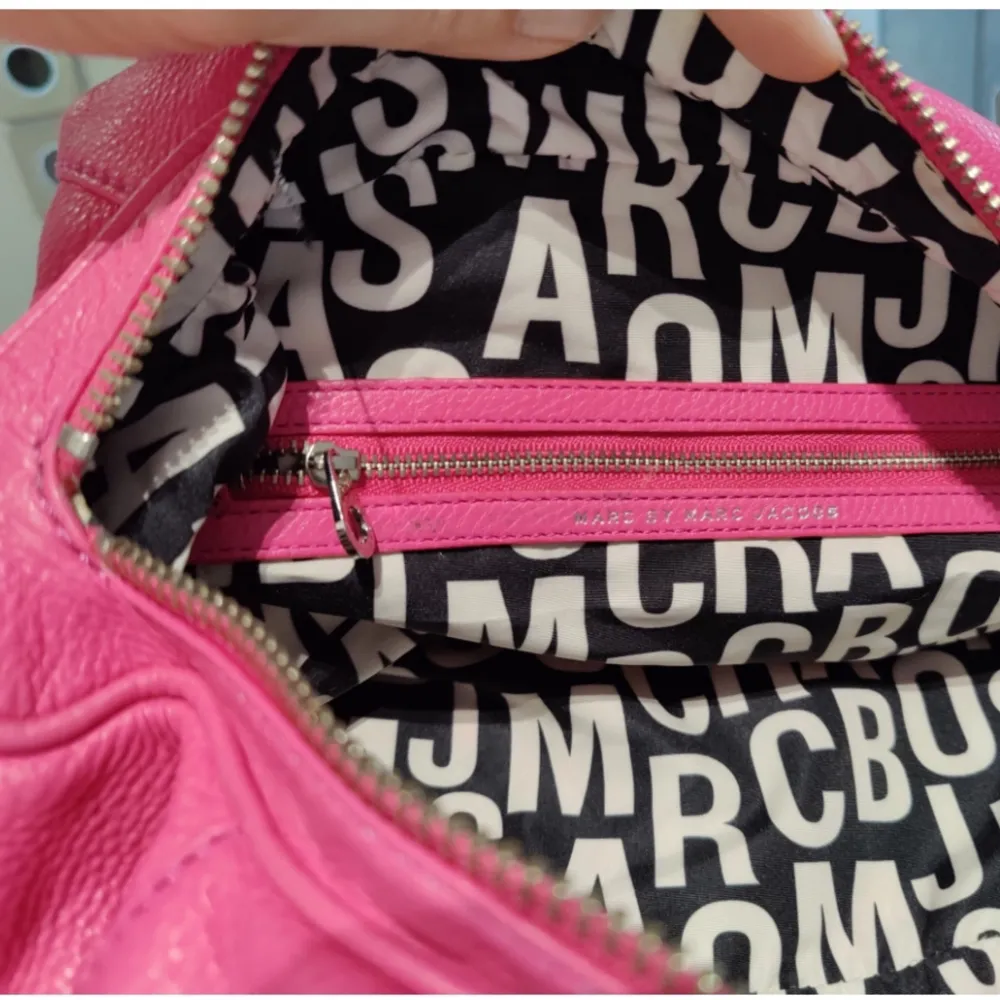 En så fin och unik Marc Jacobs väska som inte säljs längre! Det är en classic q modell och den är en så fin rosa färg🩷 . Väskor.